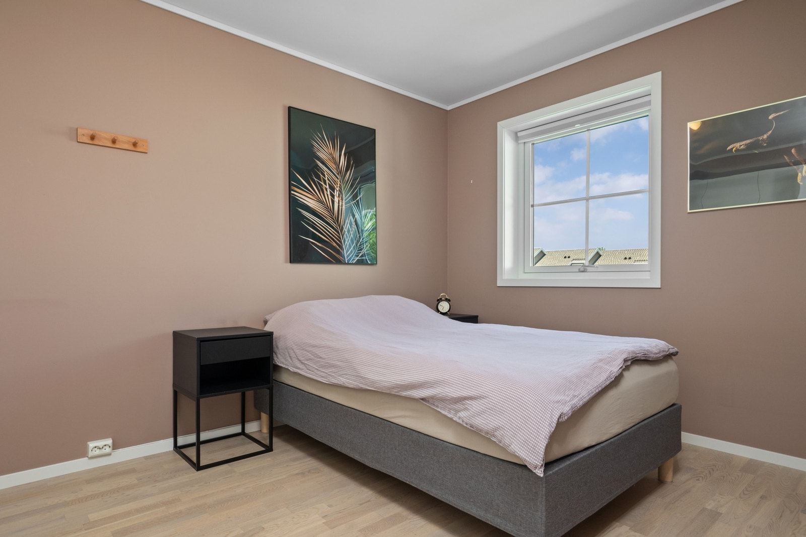 Leiligheten har tre gode soverom med parkettgulv og vegger malt i ulike farger for et mer personlig preg Galleribilde