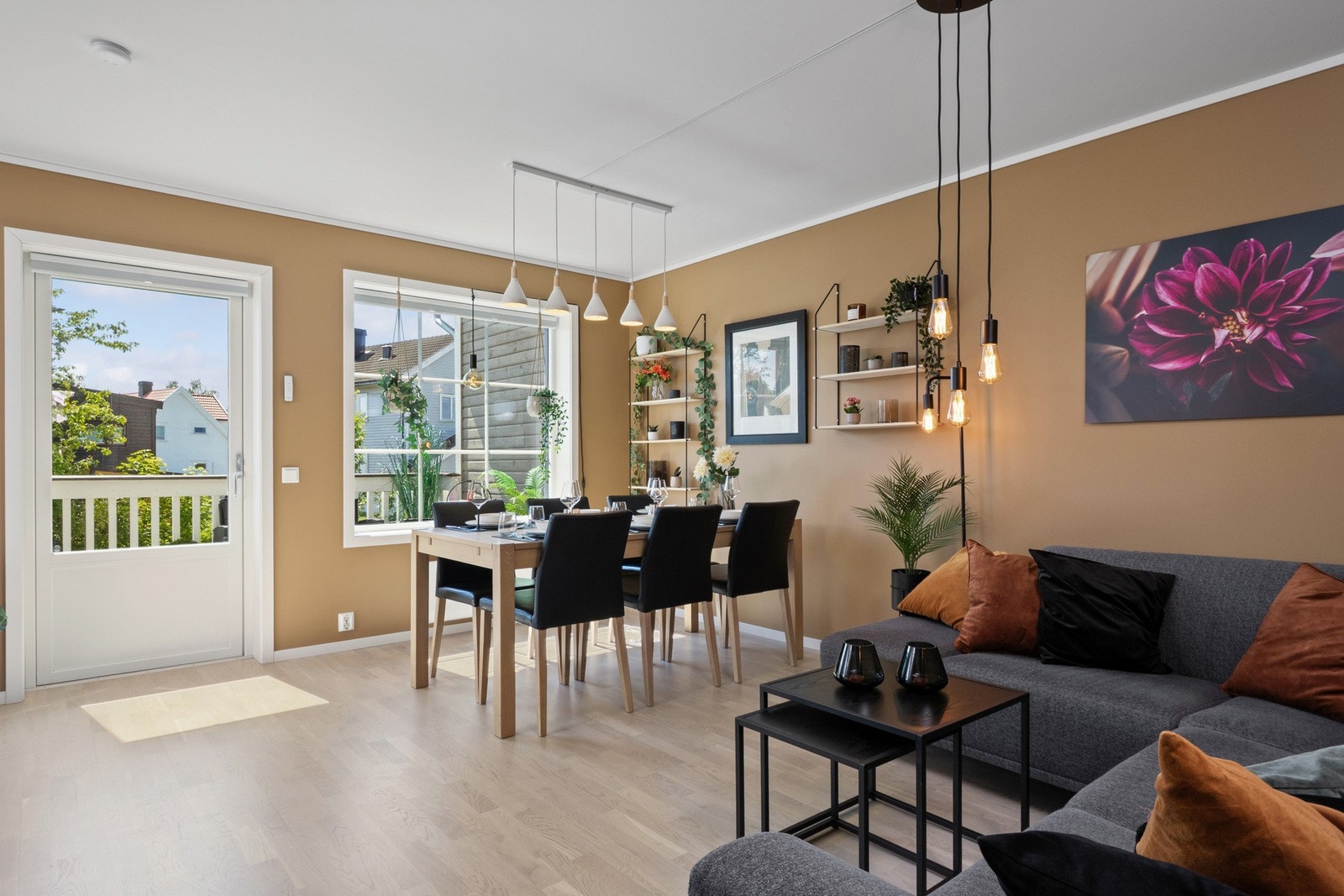 Stue og kjøkken ligger i åpen løsning og utgjør et lyst, sosialt og gjennomført allrom Galleribilde