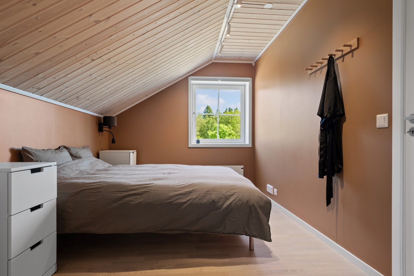 Hovedsoverommet ligger i loftetasjen og skiller seg ut med ekstra god størrelse Galleribilde