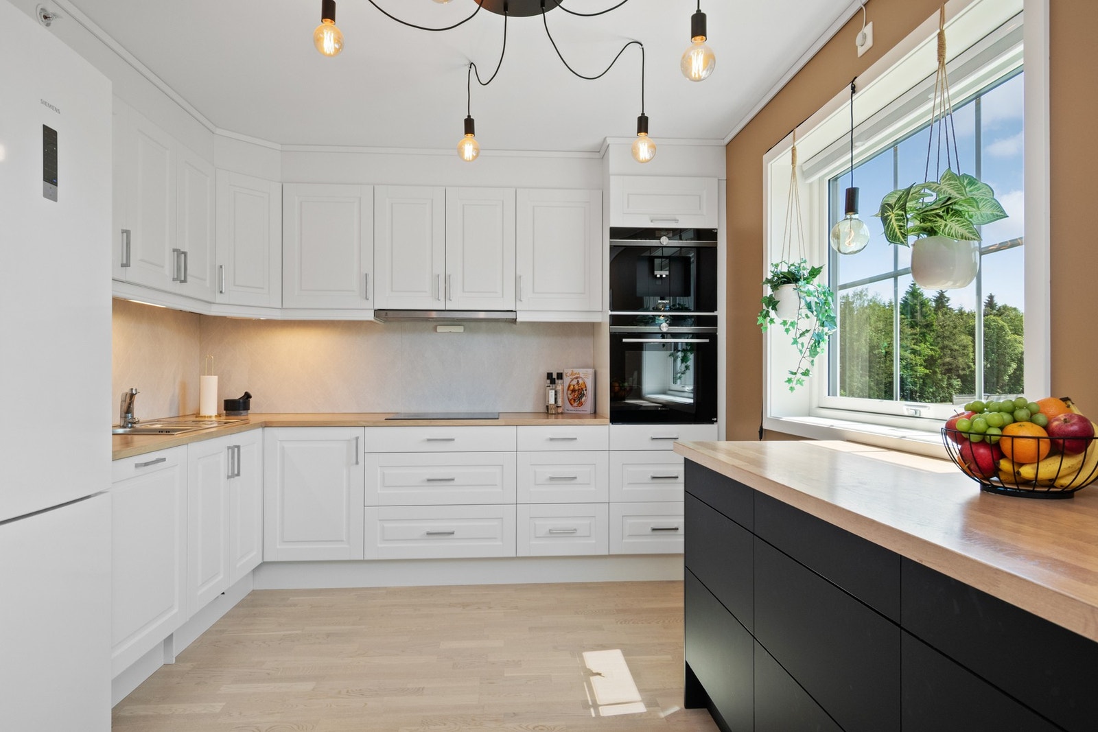 Klassisk kjøkken m/hvitevarer Galleribilde