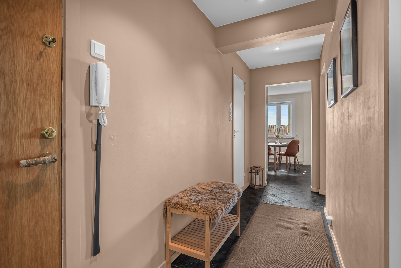 Entréen / gang gir adkomst til alle rom som kjøkken og bad Galleribilde