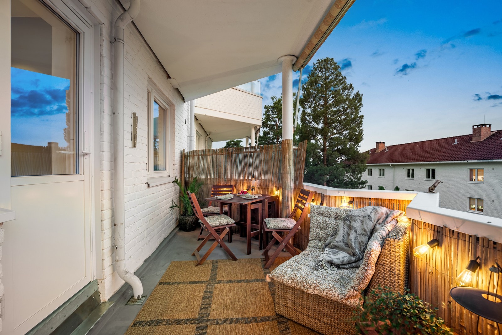 Det er montert en stikkontakt, slik at du enkelt kan bruke elektriske apparater utendørs Galleribilde