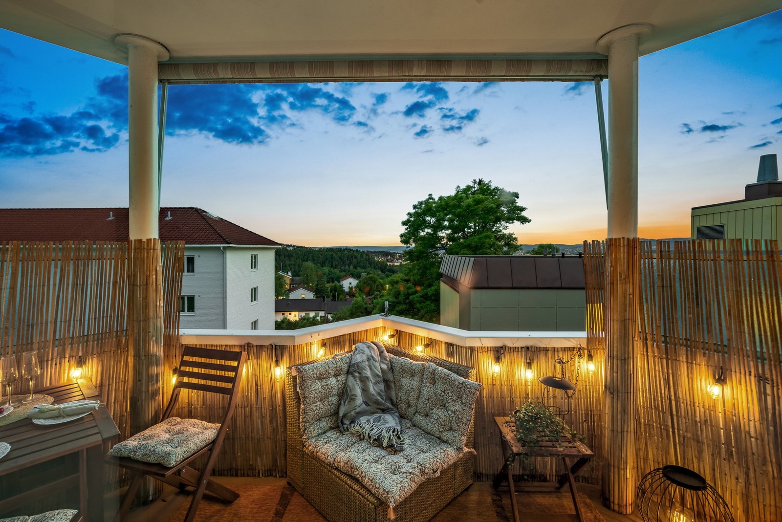 Balkongen er vestvendt og har en størrelse på ca. 9,5 m², noe som gir godt med plass til utemøbler og mulighet for å nyte ettermiddagssolen. Galleribilde