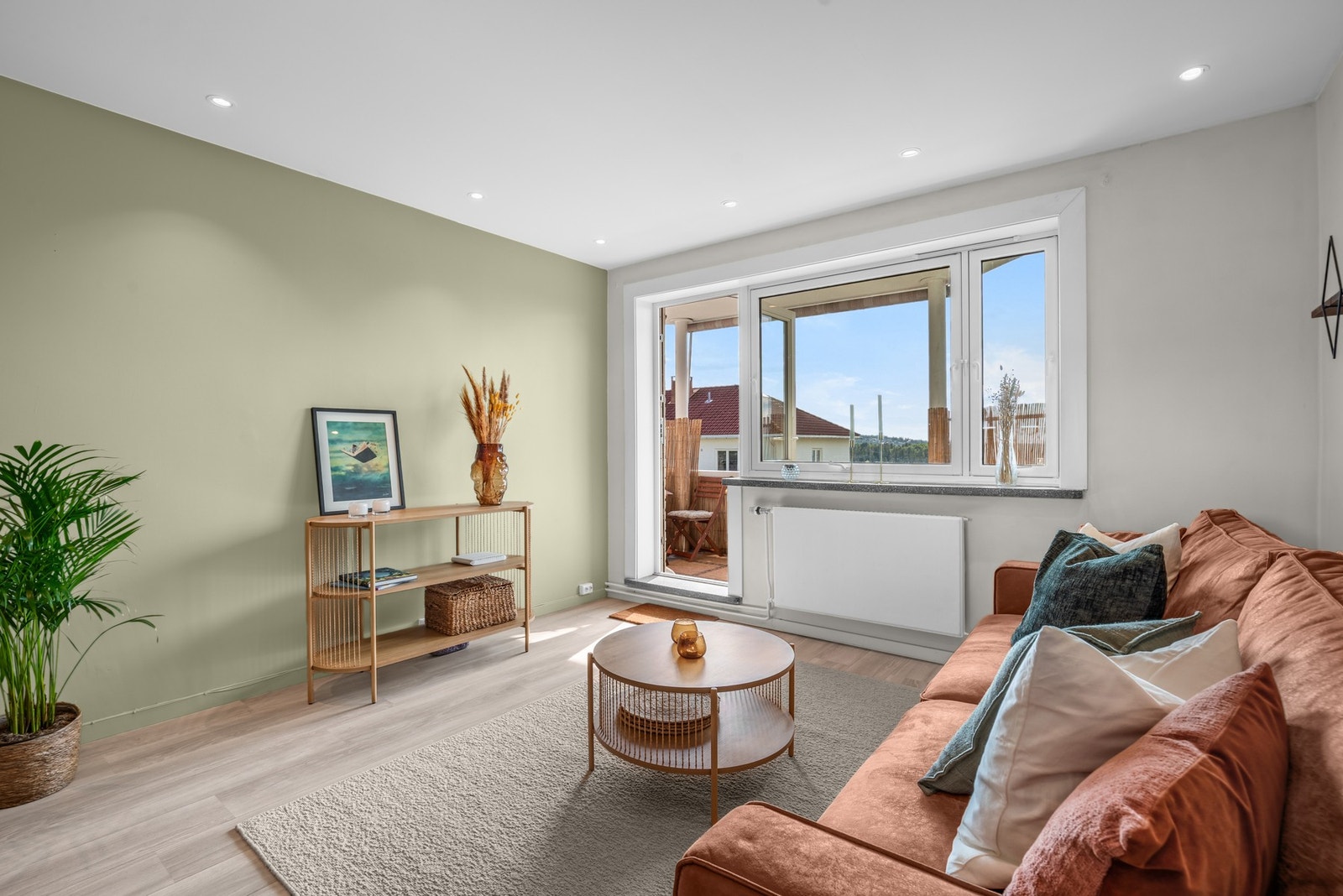 Vinduer og balkongdør fra 2018 gir gode lysforhold og praktisk funksjonalitet. Dette er et rom som passer for både avslapning og sosiale sammenkomster. Galleribilde