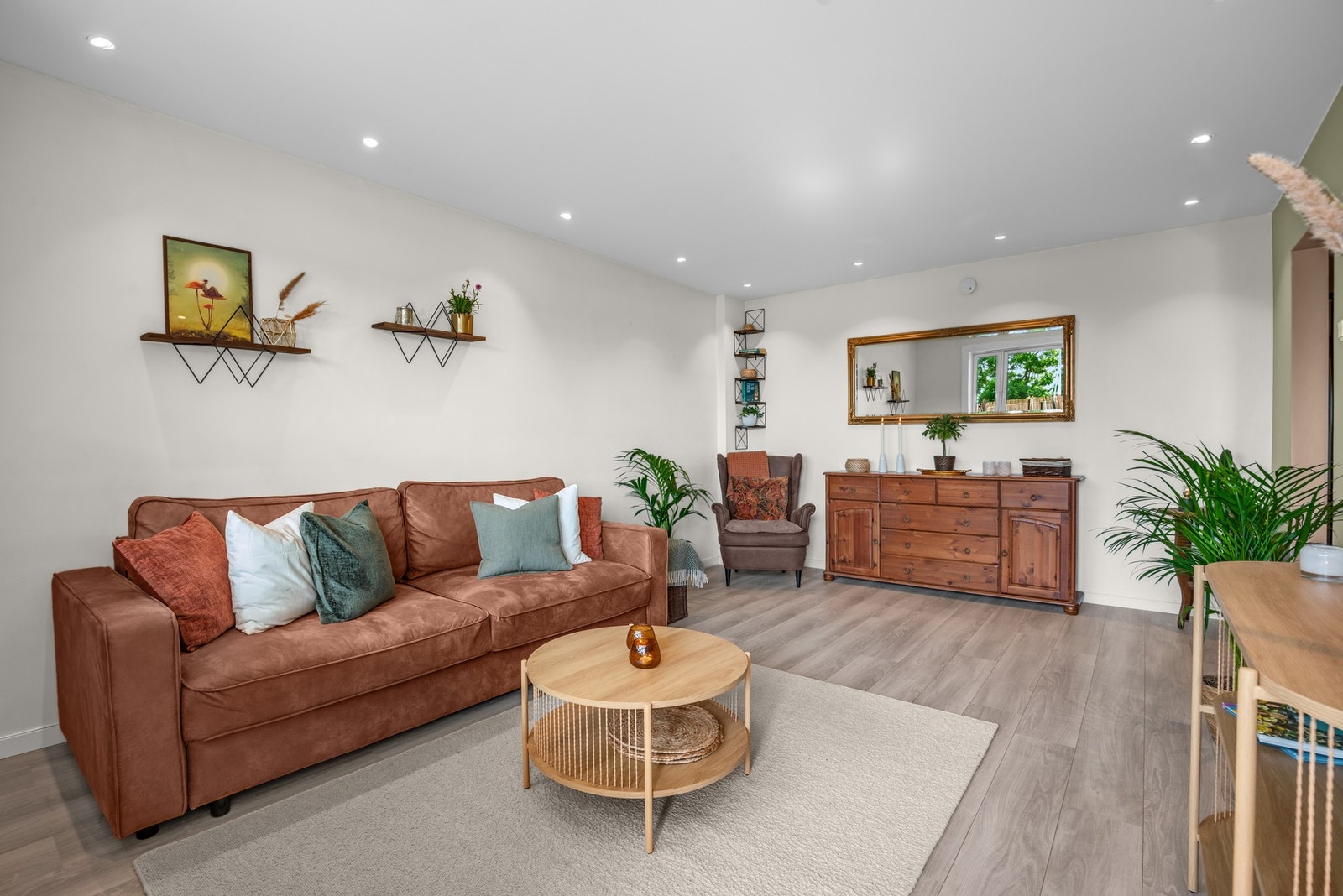 Rommet er enkelt å møblere med plass til både sofagruppe og spisebord. Det er installert downlights i alle rom. Galleribilde