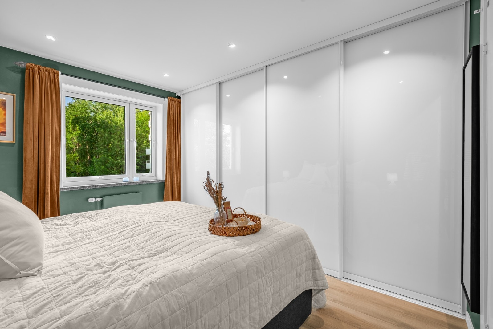 Et vindu slipper inn naturlig lys og skaper en luftig atmosfære. Dimensjonene gjør det enkelt å organisere møbleringen etter behov. Galleribilde