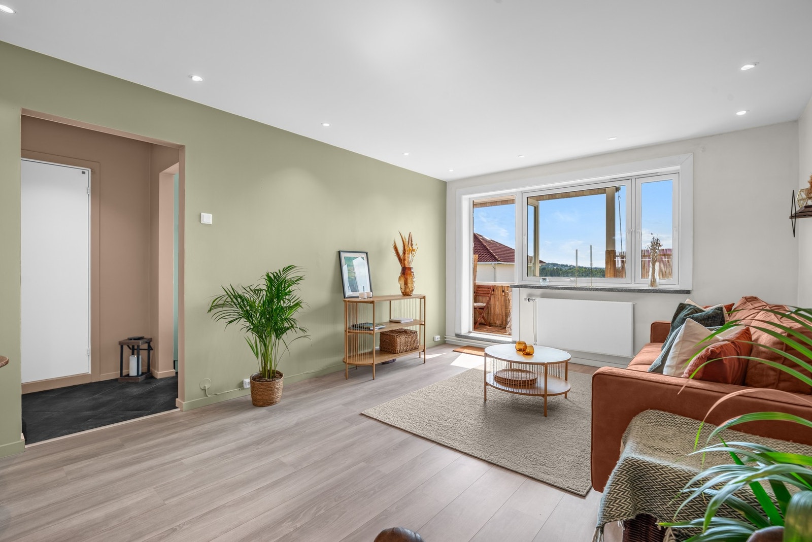 Stuen har slitesterkt laminatgulv og flotte lysforhold. Galleribilde