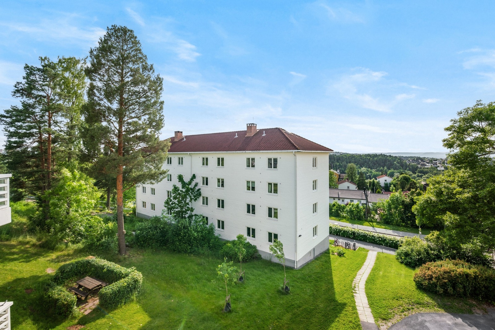 Det er utsyn mot fellesarealer og nærområdet. Oppsal er kjent for god avstand mellom blokkene som gir høy trivsel Galleribilde