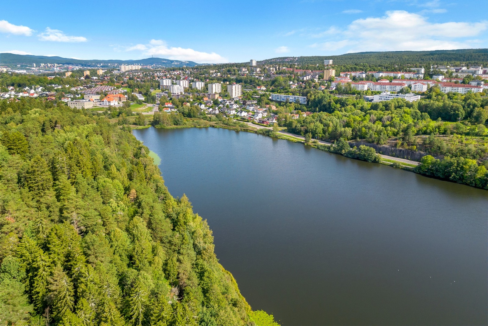 For deg som liker friluftsliv, er området ideelt. Østensjøvannet ligger i nærheten og byr på flotte naturopplevelser med rikt dyre- og fugleliv. Galleribilde