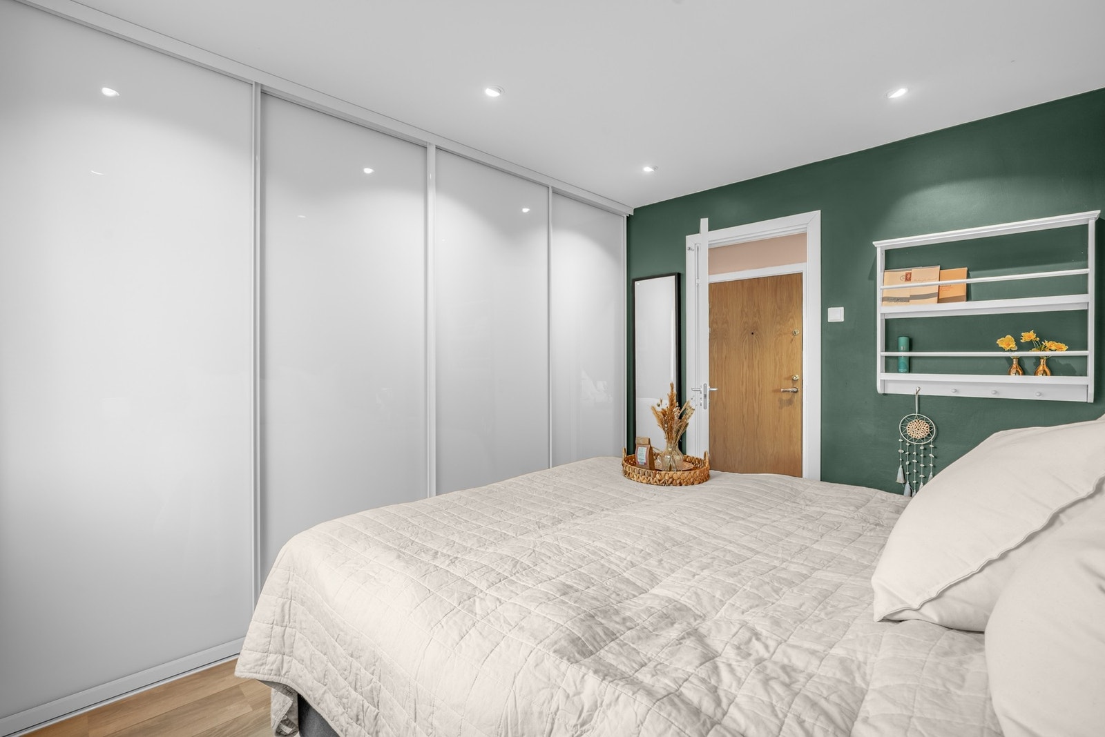 Rommet har plass til dobbeltseng og nattbord, med en integrert skyvedørsgarderobe som gir praktiske oppbevaringsmuligheter Galleribilde