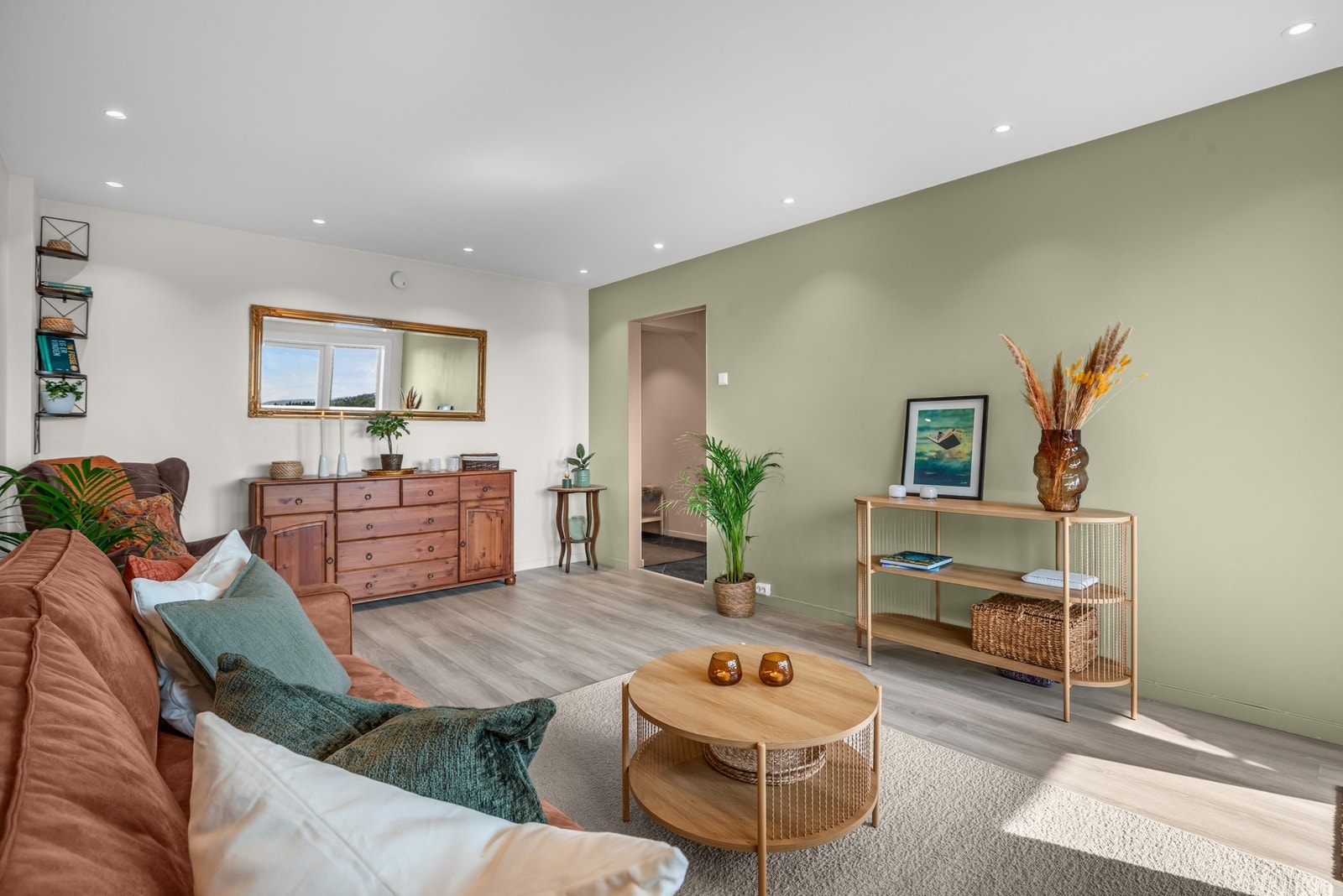 Stuen har adkomst fra entréen Galleribilde