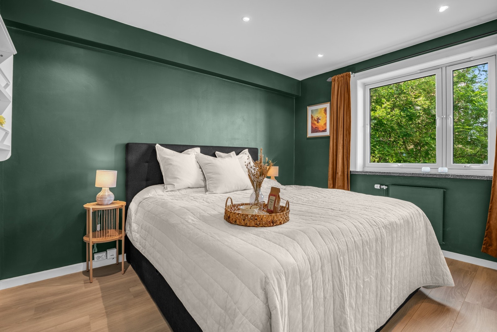 Soverommet har laminatgulv, glatte malte vegger og himling, noe som gir et tidløst uttrykk. Galleribilde