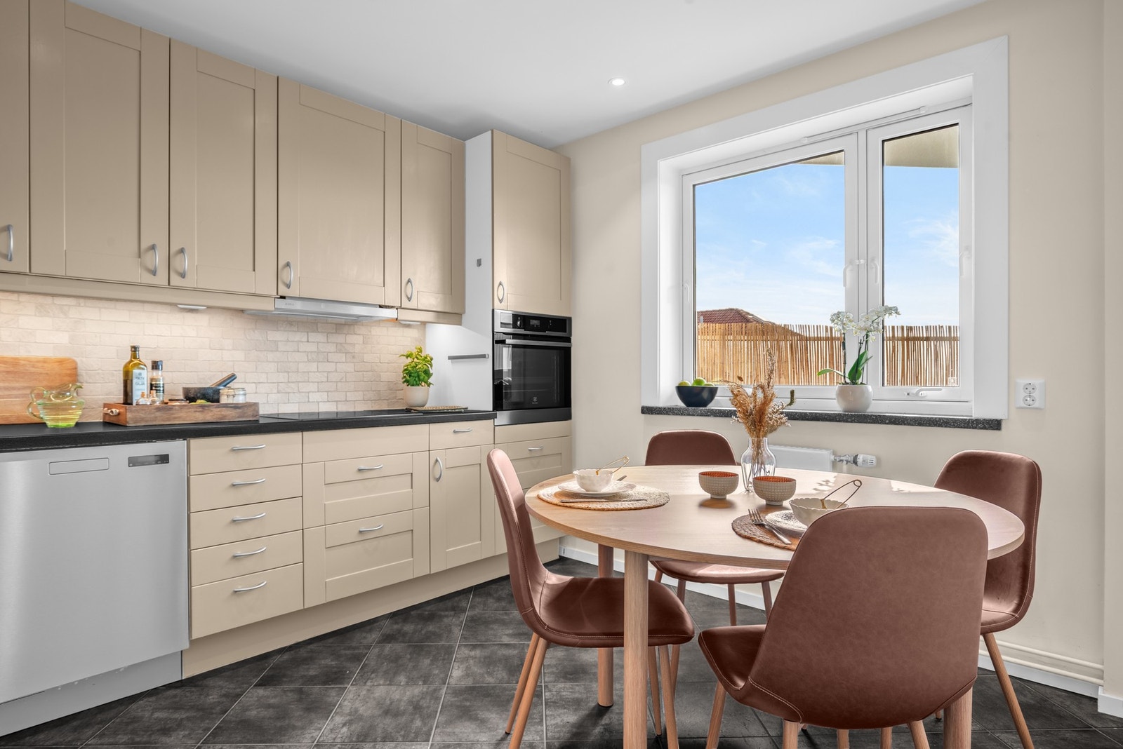 Et stort kjøkkenvindu sørger for godt med naturlig lysinnslipp Galleribilde