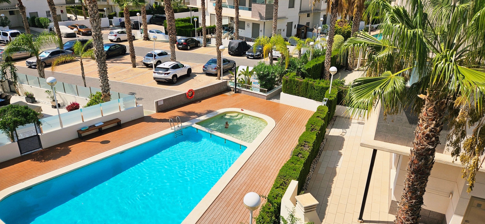 Utsikt fra takterrassen. Dette er kompleksets eneste saltvanns basseng Galleribilde