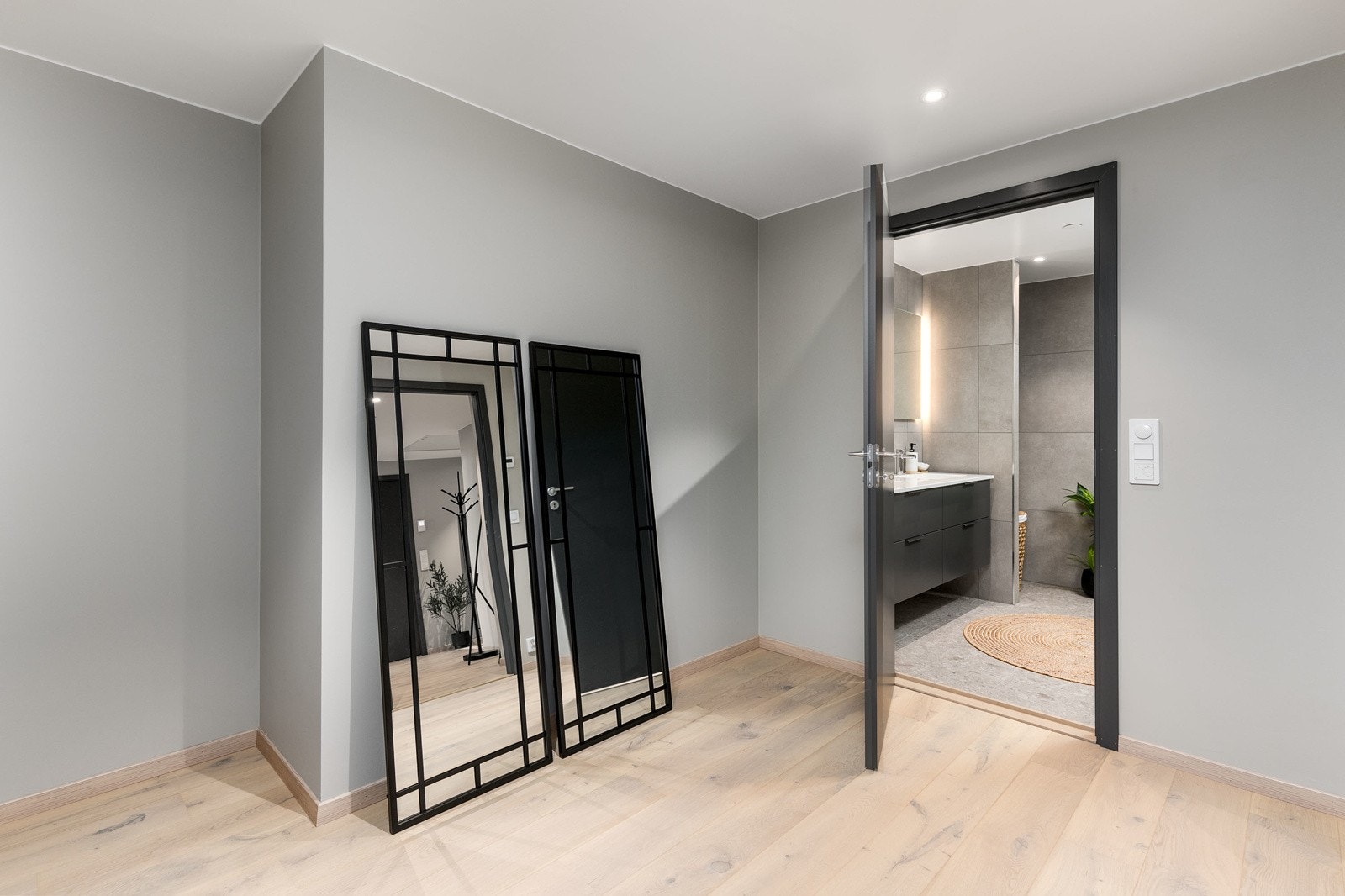 Gang mellom hovedsoverom og bad - gangen kan innredes som walk-in closet etter ønske og behov Galleribilde