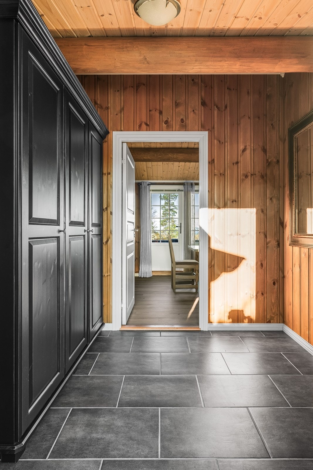 I entréen har du god oppbevaringsplass i flotte garderobeskap, samt ytterligere plass til oppheng, skoskap eller kommoder. Det er praktisk app-styring av gulvvarmen i hyttahvor du enkelt kan regulere mellom kategoriene "borte", "økonomi" eller "komfort". Galleribilde