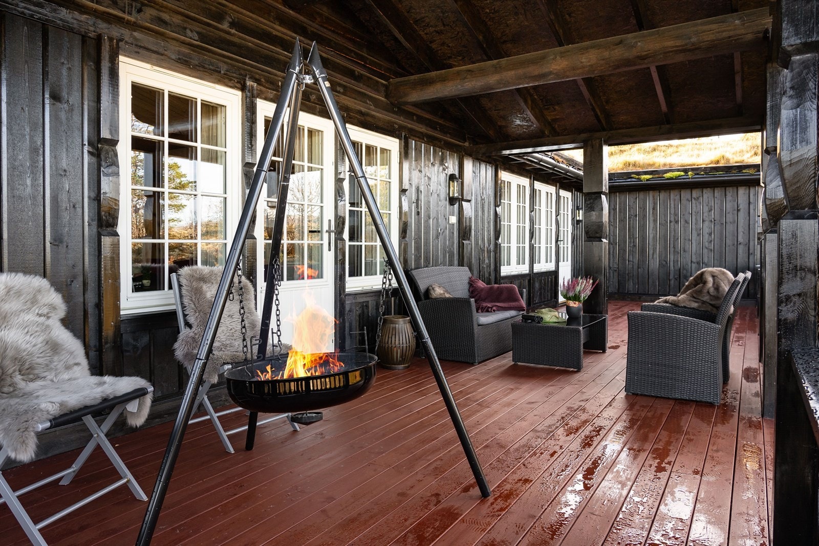 Terrassen har terrassebord på gulv og god plass til sittegrupper. Det er også montert utebelysning og stikkontakt. Galleribilde