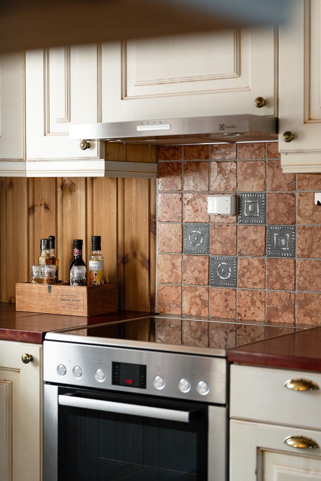 Det er etablert både komfyrvakt ved platetoppen og vannstoppeventil i benkeskap. Galleribilde