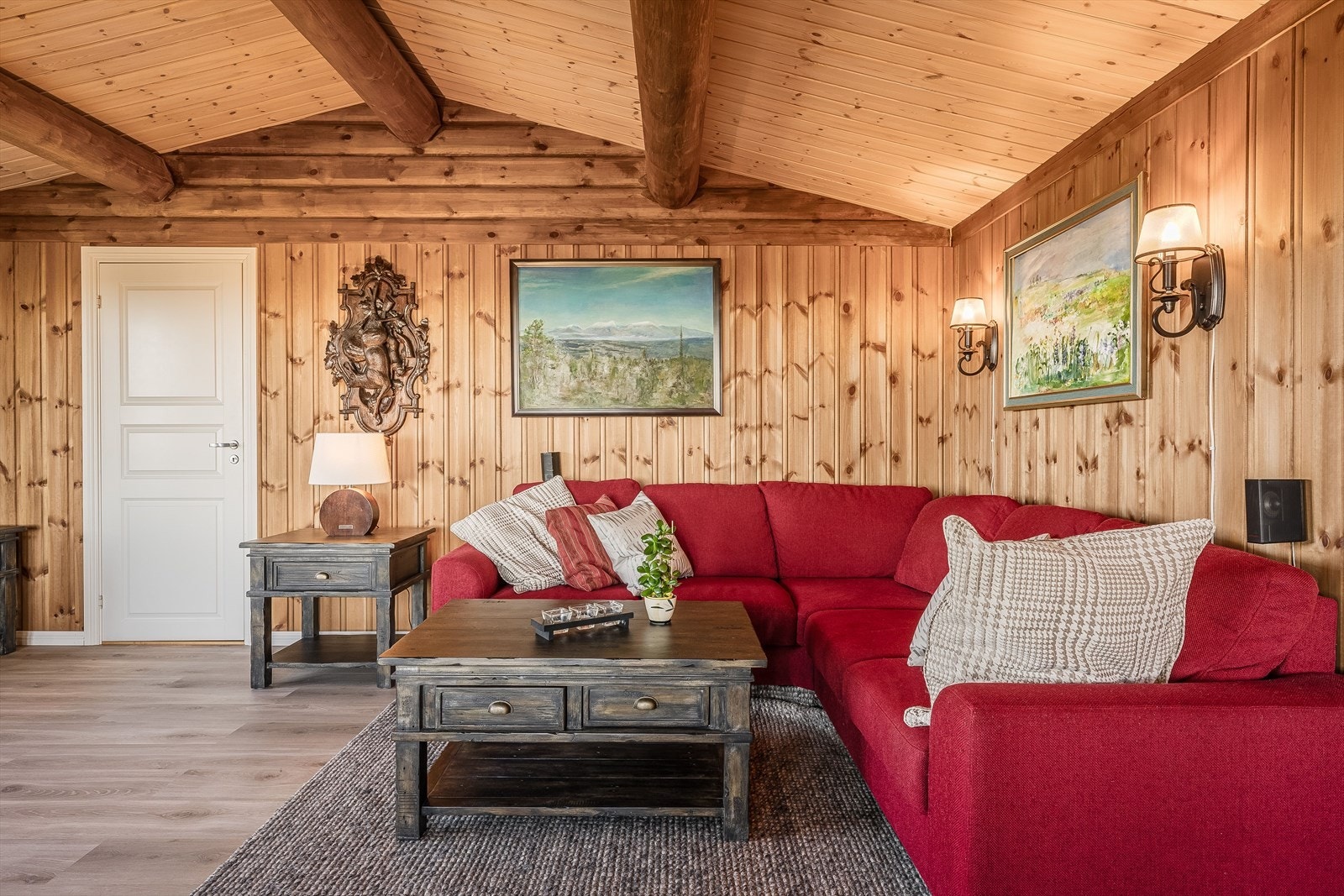 Stuen har mønet himling med synlige rundstokker. Galleribilde