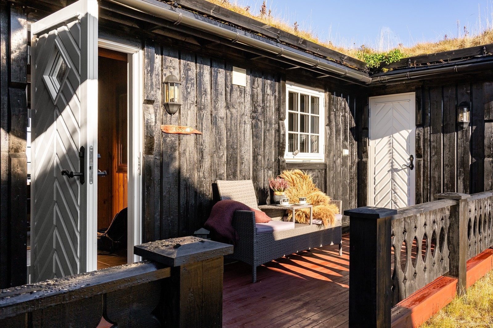 Du ønskes velkommen inn via et hyggelig inngangsparti med en koselig terrasse. Her er det også adkomst til utvendig bod på ca. 5m². Galleribilde