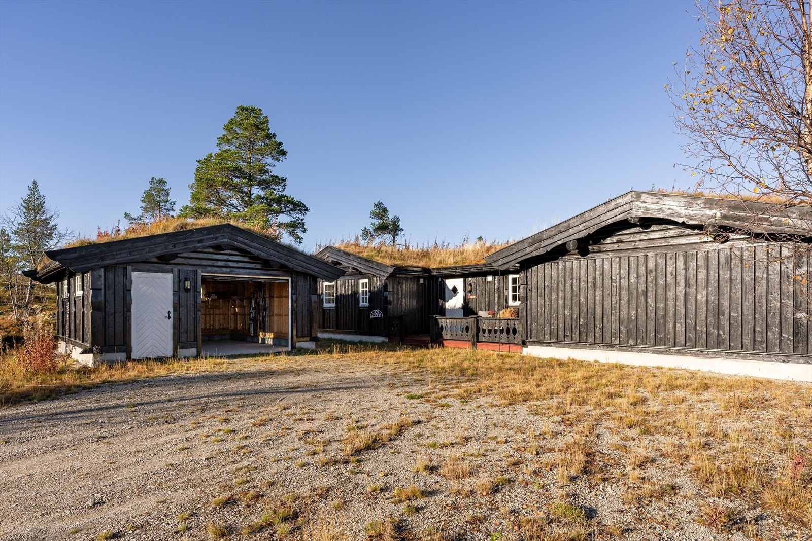 Eiendommen er også bebygd med en garasje fra 2015 med saltak tekket med torv. Garasje på 29m² med ytterdør i tre og leddport i metall med portåpner. Galleribilde