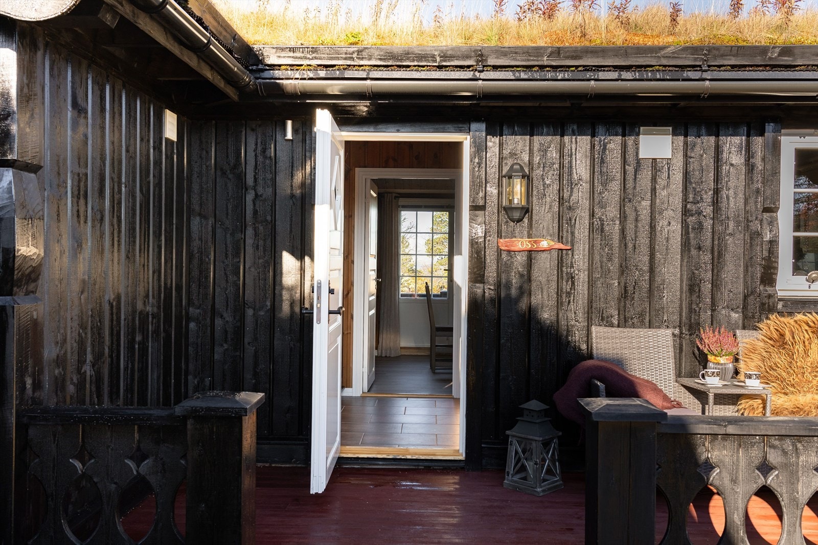 Meget flott hytte fra 2015 med sort stående kledning, stavlaft på deler av gavlene og tak tekket med torv. Galleribilde