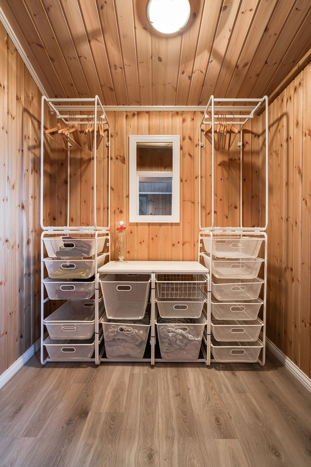 Fra soverommet er det adkomst til et praktisk garderoberom med gode lagringsmuligheter. Galleribilde