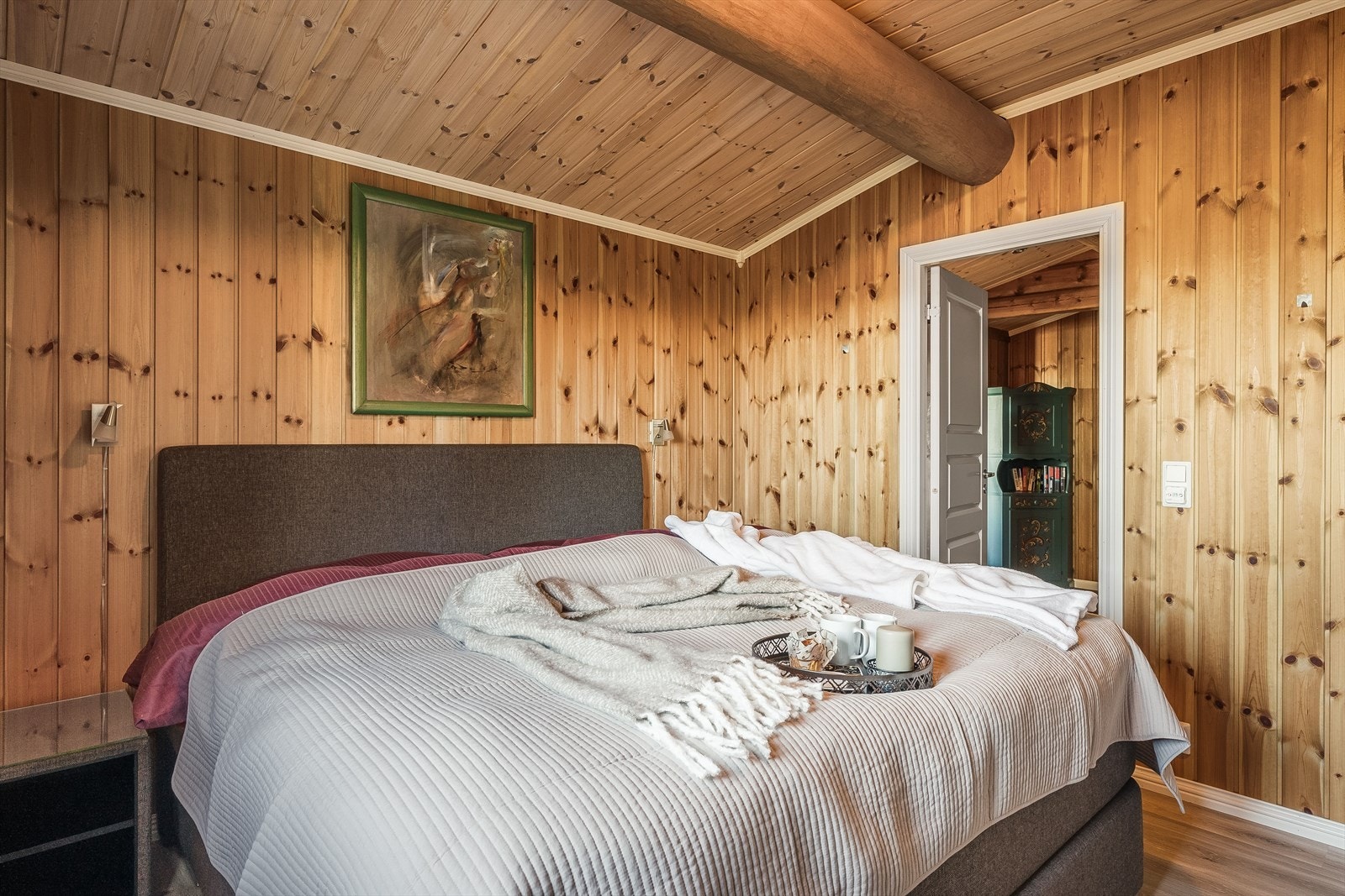 Soverommet har pen enstavs laminat på gulv og trepanel på veggene. Det er god plass for dobbeltseng og nattbord. Galleribilde