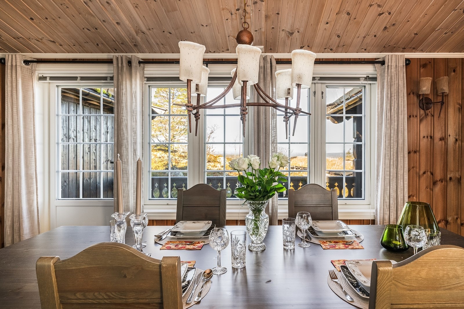 Spisestuen har store flotte vindusflater som slipper inn fint lys og åpner opp for den nydelige utsikten. Galleribilde