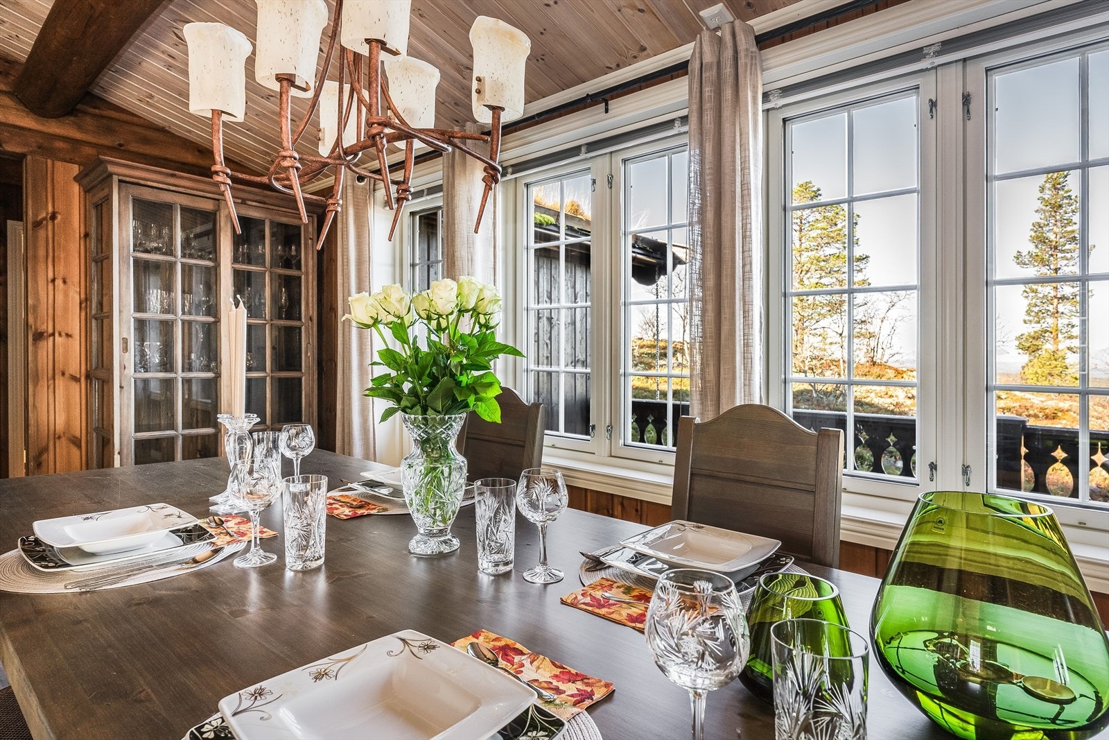 Det er god plass til et stort spisebord som blir et naturlig samlingspunkt i hytta. Galleribilde