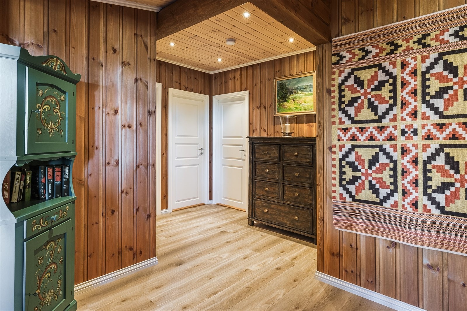 Praktisk gang med plass til kommoder eller skap. Galleribilde