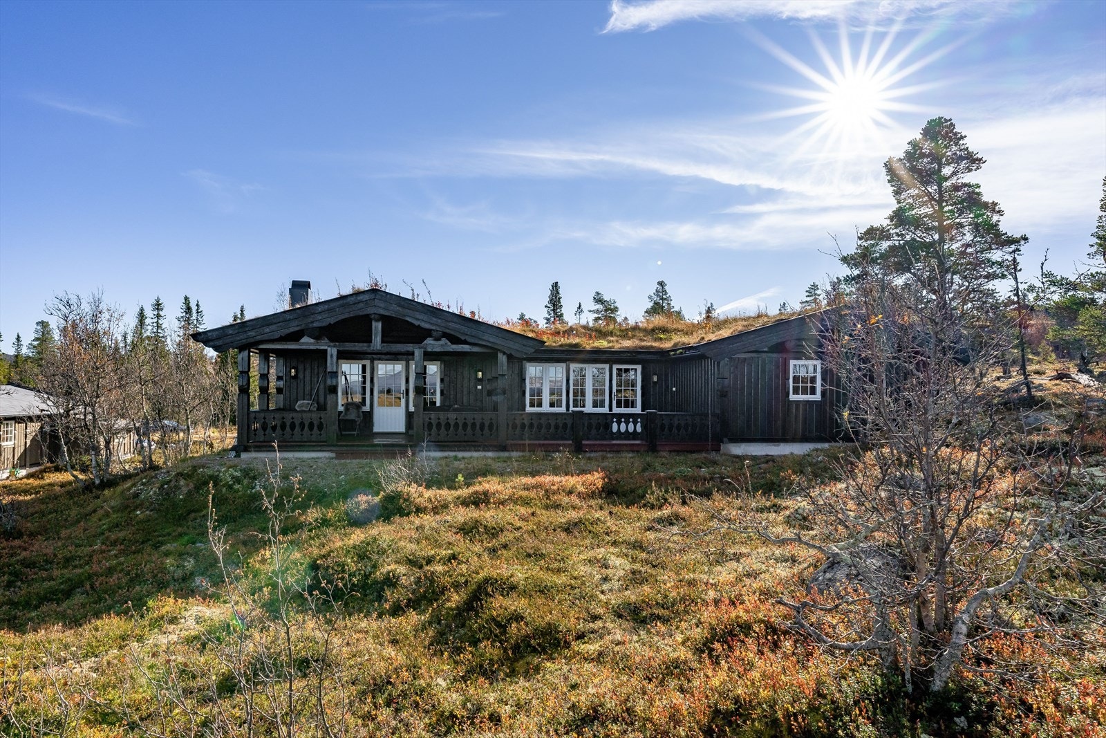 Stor og solrik fritidseiendom som er bebygd med en meget flott helårshytte fra 2015 og garasje på 29m². Galleribilde