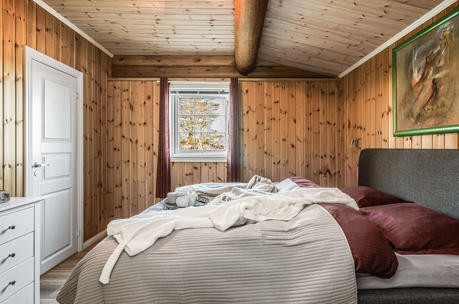 Koselig hovedsoverom med god plass til dobbeltseng med tilhørende nattbord. Galleribilde