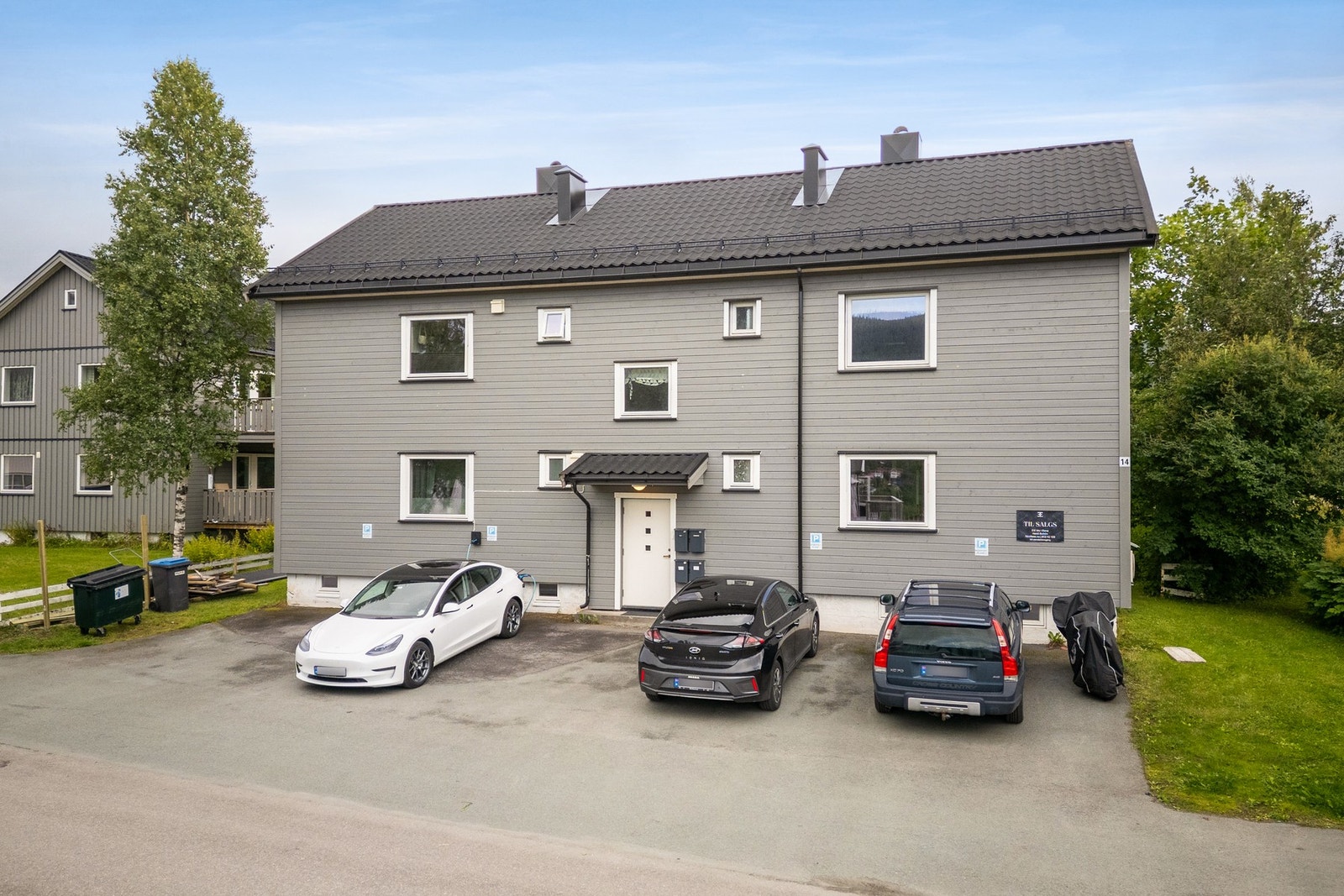 Parkering på biloppstillingsplass utenfor boligen Galleribilde