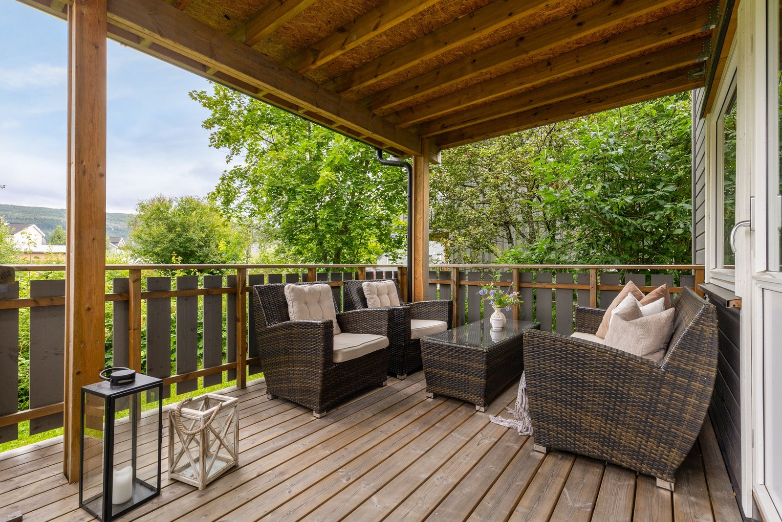 Fra stuen har du direkte utgang til en romslig terrasse med videre tilgang til felles hage Galleribilde