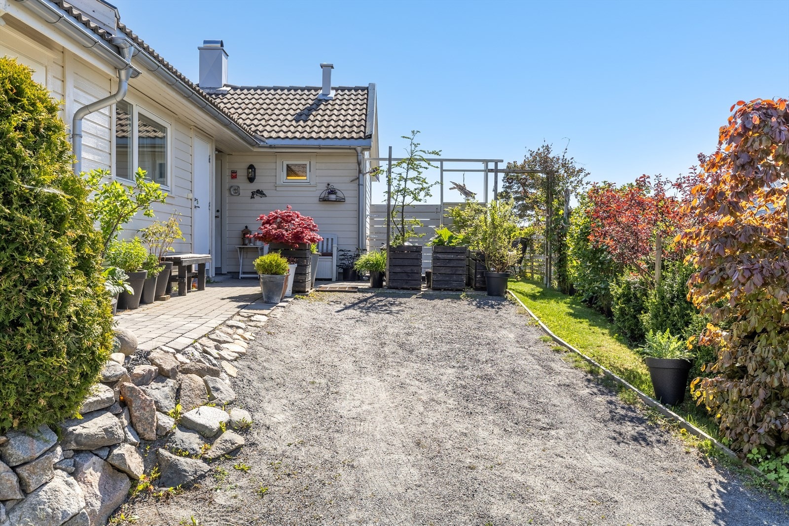 Koselig uteplass med kveldssol i le for vinden Galleribilde