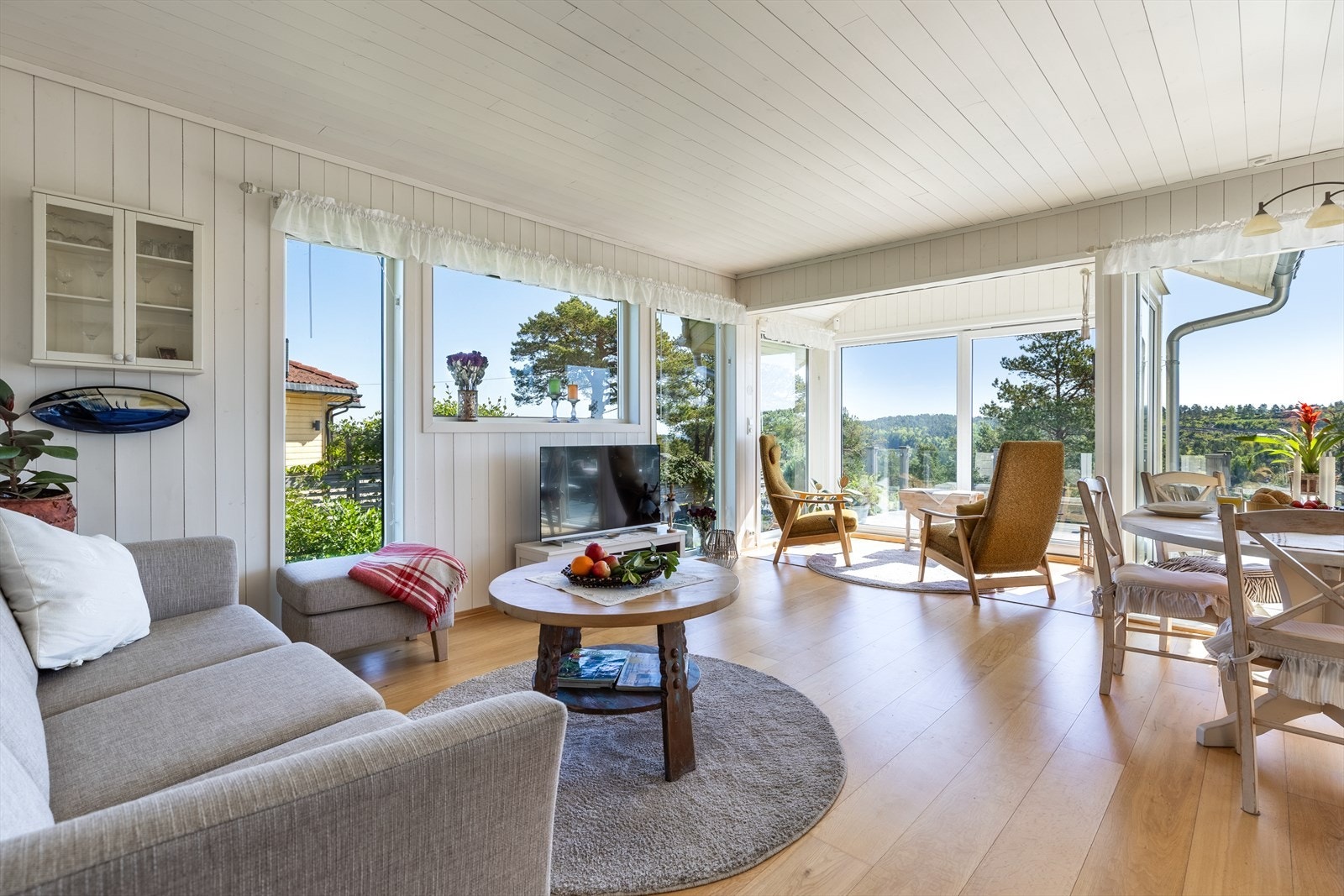 Stue og kjøkkenområdet fremstår som åpent og godt egnet for sosiale sammenkomster Galleribilde