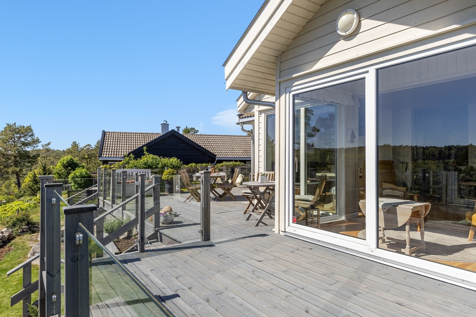 Utgang fra stuen til romslig terrasseområde Galleribilde