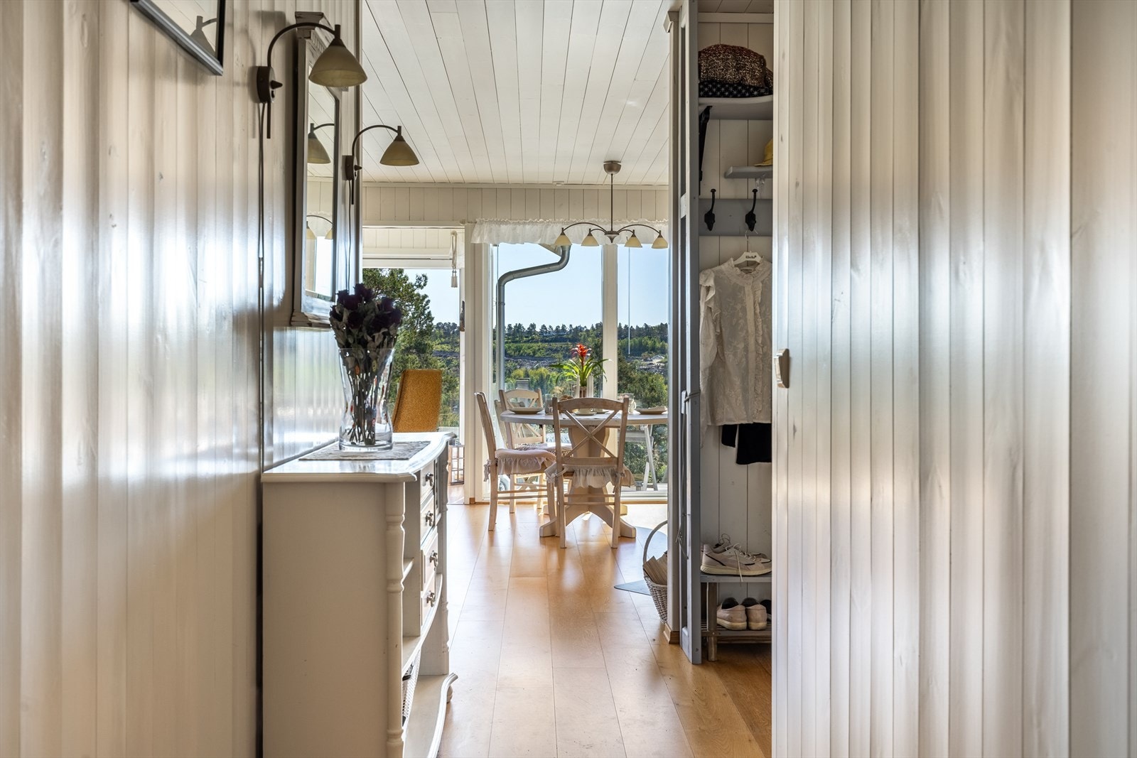 Videre inn til stue og kjøkken Galleribilde