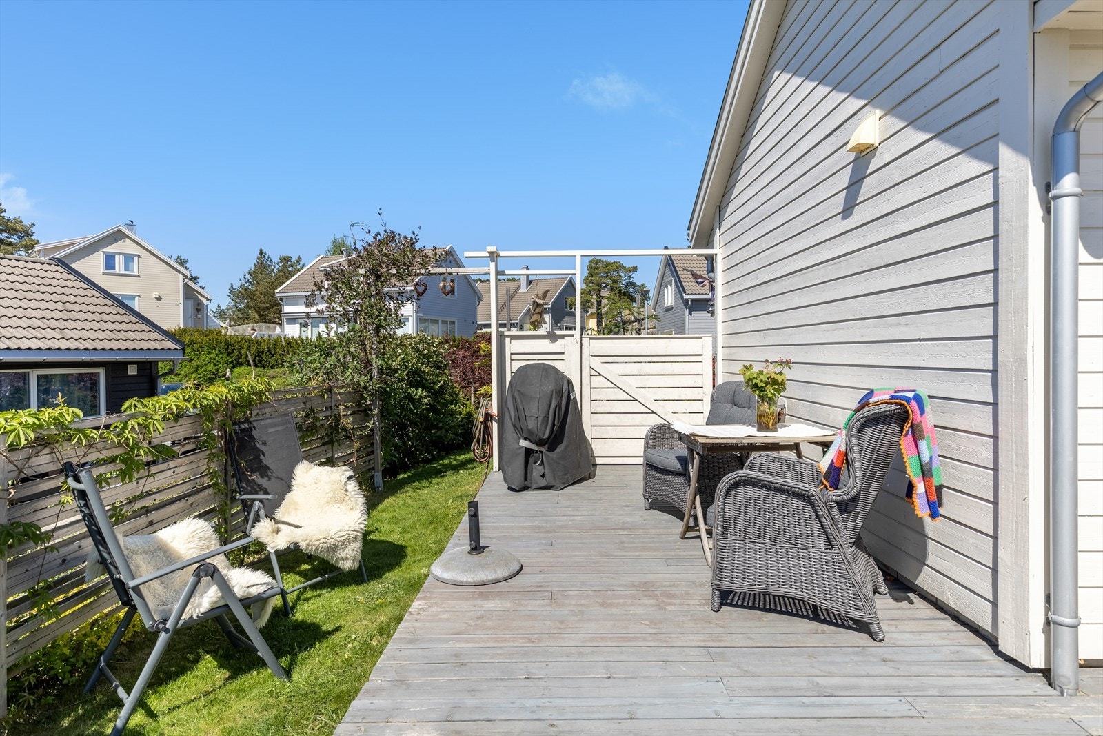 Det er flere hyggelige sitteplasser rundt fritidsboligen Galleribilde