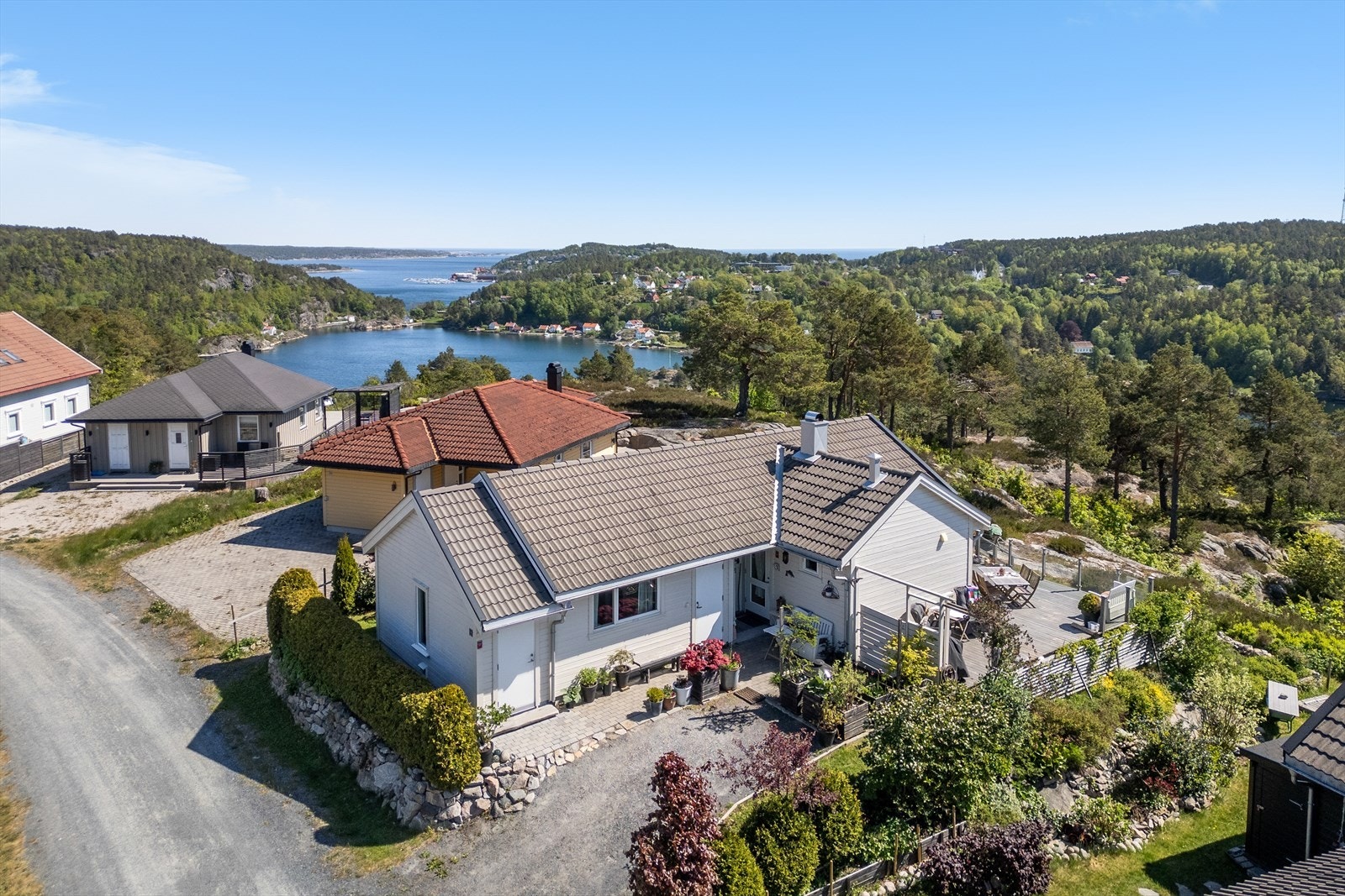 Flott fritidsbolig med sjøutsikt og opparbeidet uteområde| Tinglyst båtplass | Kort vei til felles basseng og strand Galleribilde