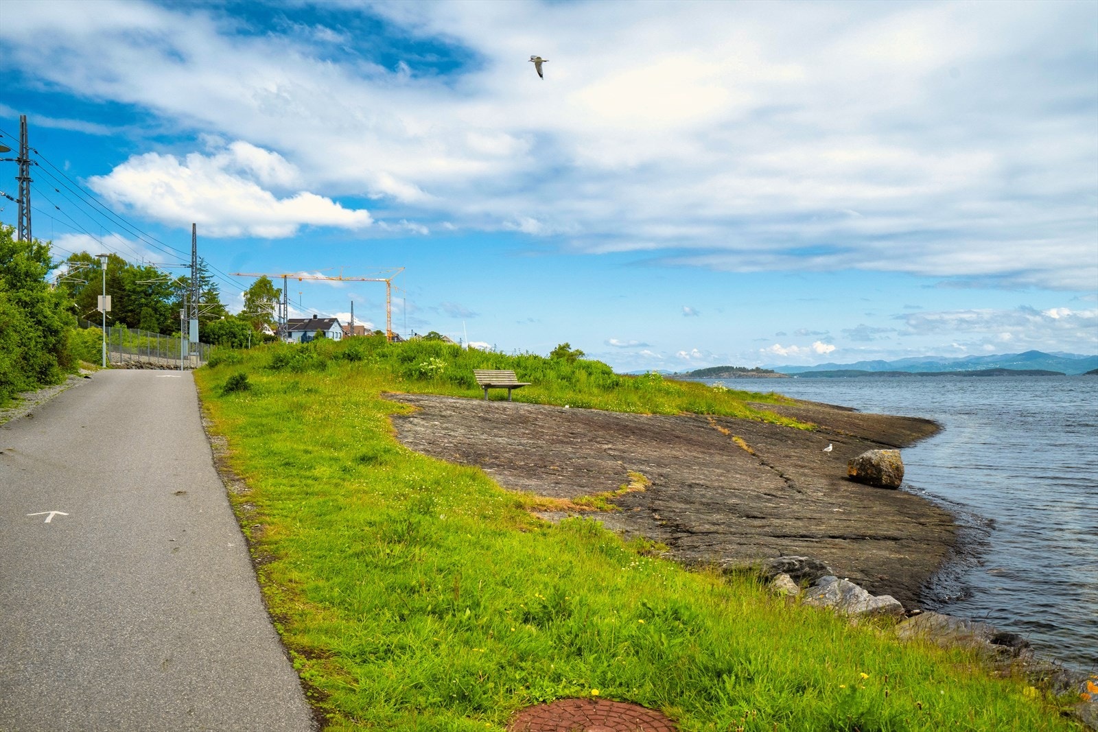 Nærområde. Langs sjøen er det flotte turstier både mot Stavanger sentrum og HinnaJåttå Galleribilde