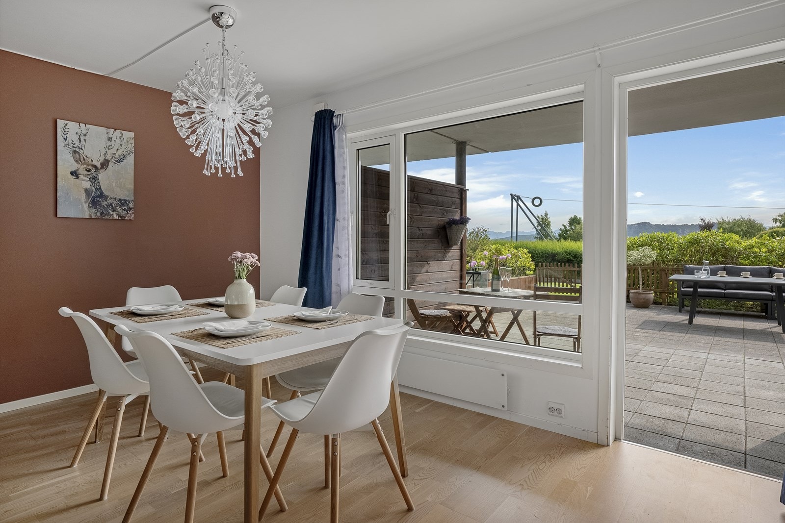 Utgang fra stue/spisestue til den herlige terrassen Galleribilde