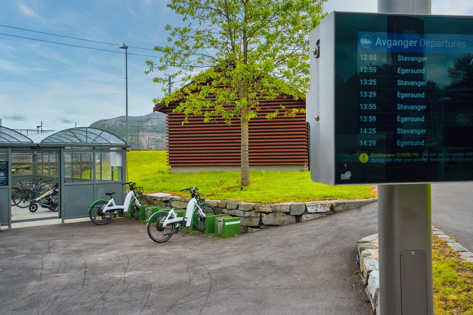 Kort vei til gode bussforbindelser i Hillevågsveien, samt tog fra Mariero togstasjon Galleribilde