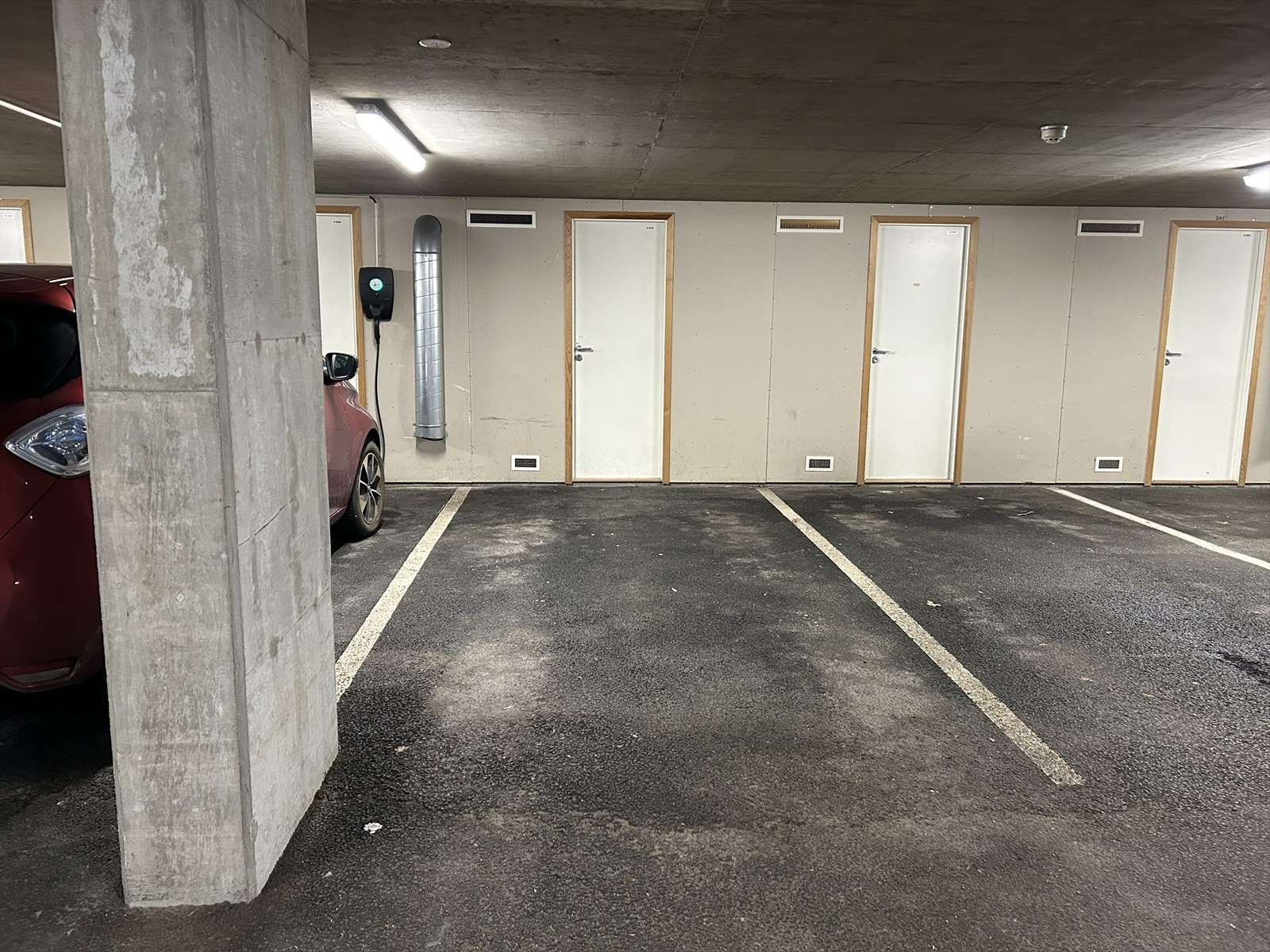 Garasjeplass og tilhørende bod i bakkant som er veldig praktisk Galleribilde