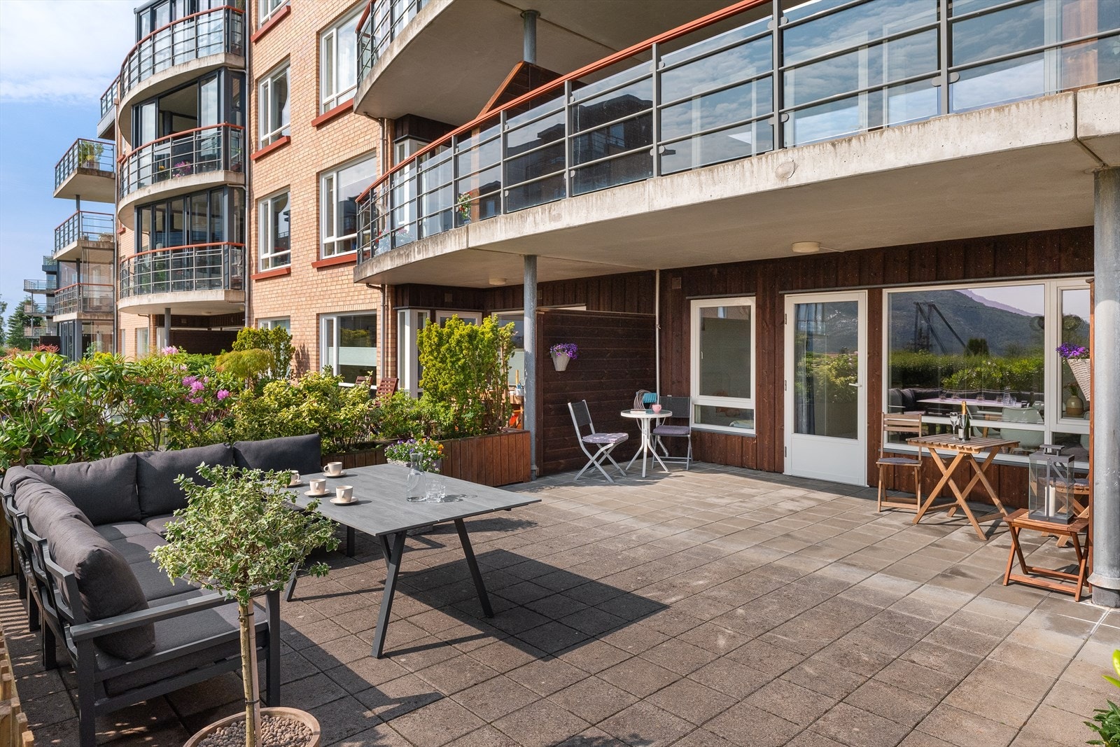 Ute arealet er delvis overbygget med 3 meter, som gir beskyttelse fra vind, regn og gir et tørt område. Det er mulighet for innglassing, som vil forlenge bruksarealet Galleribilde