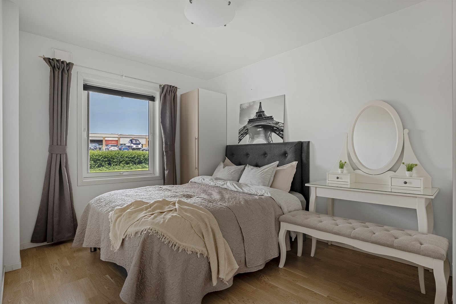 Hoved soverommet har lys og utsikt mot vest-retning. Fantastisk kveldsol kommer på denne siden til soverommet Galleribilde