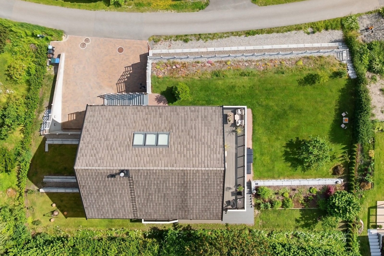 Solcelledrevne Velux soldempende persienner på takvinduer. Galleribilde