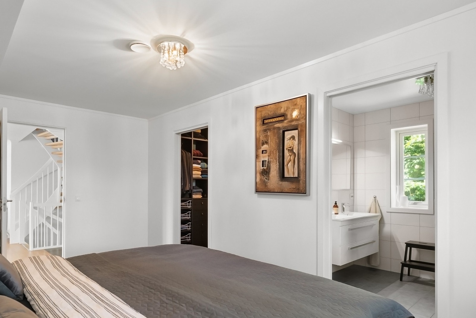 Med direkte inngang er det eget bad tilknyttet hovedsoverommet. Galleribilde