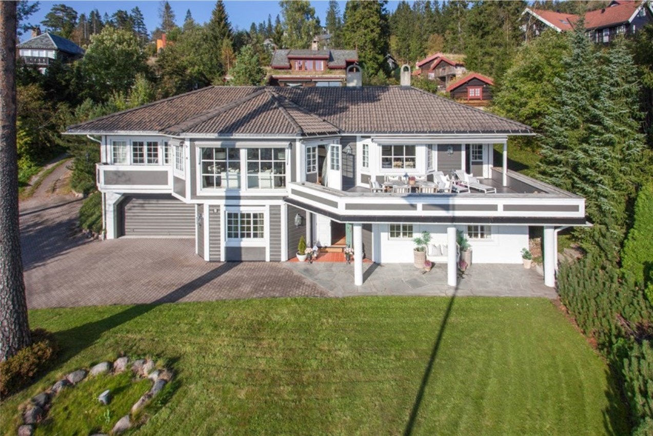 Lillevannsveien 55 B - Flott klassisk enebolig med panorama fjordutsikt, hybel m/egen inngang, dobbelt garasje, store solrike terrasser, 2 nye bad, samt stor barnevennlig flat gressplen! Galleribilde